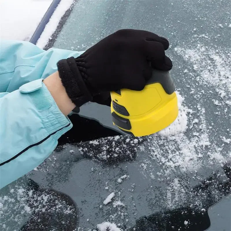 Elektrischer Eiskratzer auf vereister Frontscheibe