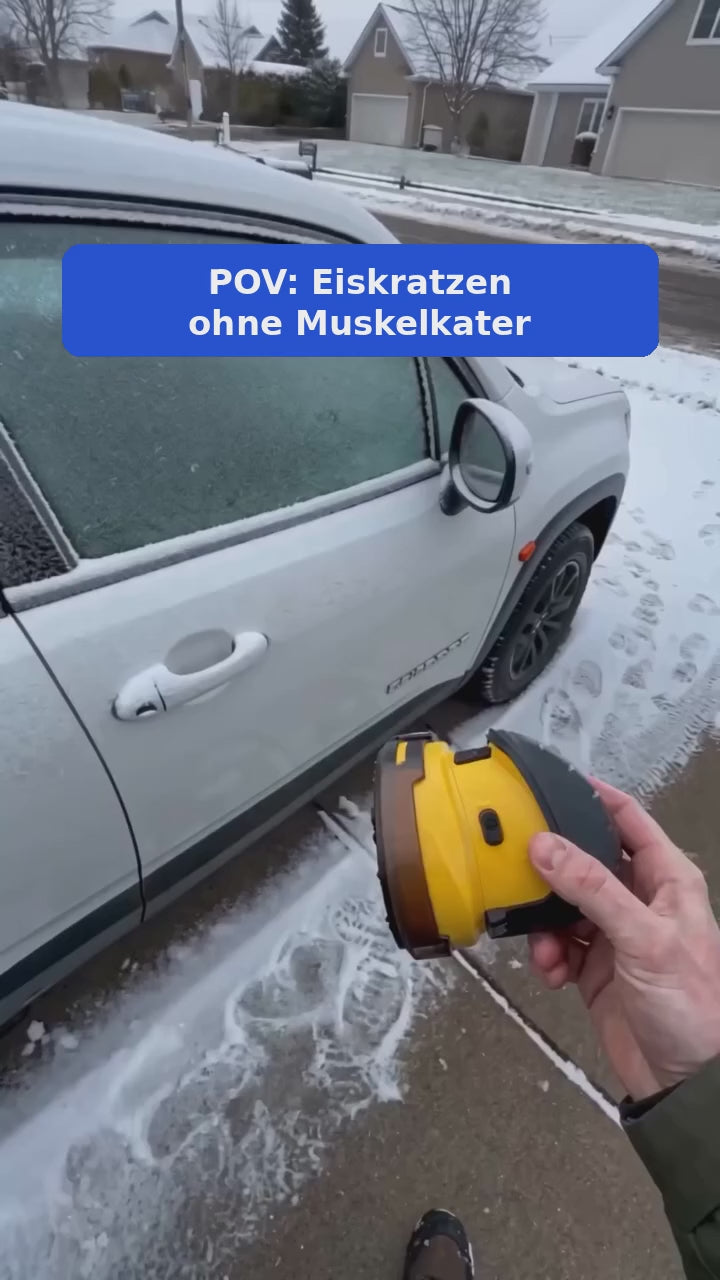 Elektrischer Eiskratzer im Einsatz am weißen Auto